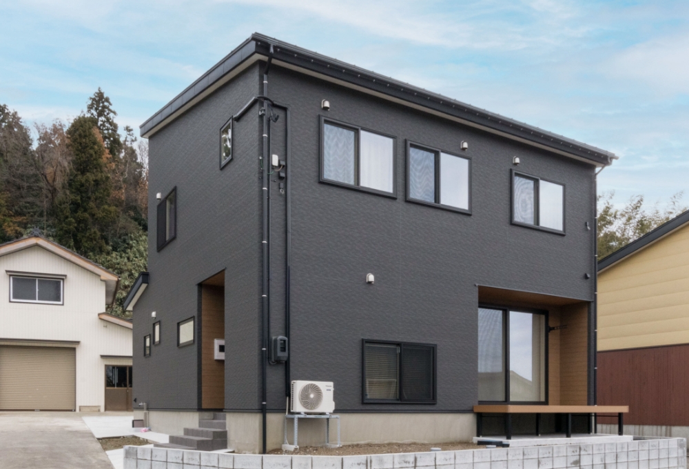 黒の外壁+木目調でモダンな印象の外観デザイン。長期優良住宅、耐震等級3、ZEH対応と高い基準を獲得した高性能住宅。